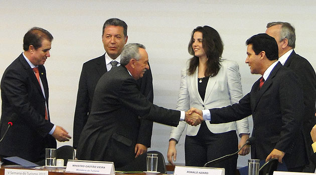 Jonas Donizette e Benedito de Lira recebem documento de Alexandre Sampaio, Ana Biselli, Rubens Regis e Enrico Fermi