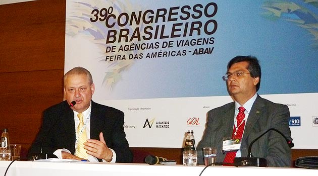 Na home, o presidente da Embratur, Flávio Dino; acima, ele com o mediador e presidente da Aviesp, William Périco Na home, o presidente da Embratur, Flávio Dino; acima, ele com o mediador e presidente da Aviesp, William Périco