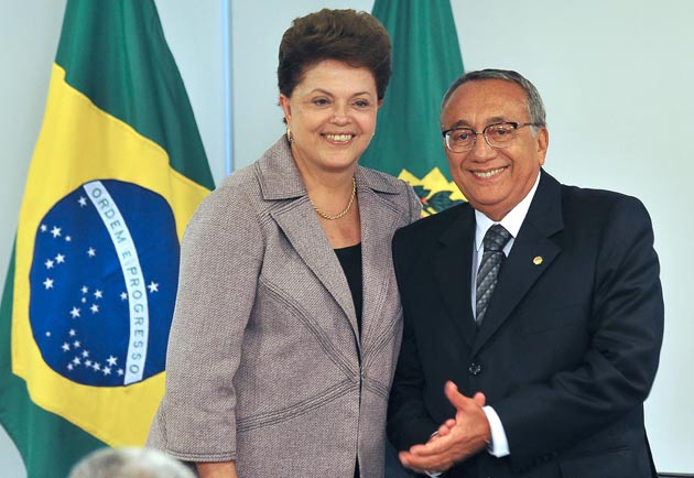 Na home e aqui, a presidente Dilma Rousseff ao lado do ministro do Turismo, Gastão Vieira (foto divulgação)