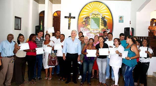 O presidente da Paratur, Adenáuer Góes, entrega certificados de conclusão de curso profissionalizante para moradores do Marajó (foto Wanderson Curcino/Ascom Paratur)