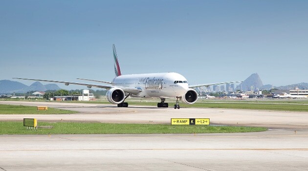 O Boeing 777-300ER da Emirates no aeroporto internacional do Rio (foto divulgação)