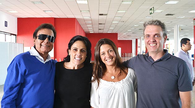 Agnaldo Rayol, acompanhado da equipe Terramar Cruzeiros: Karina Alvesz, diretora de Eventos e Marketing; Carla Gênova, gerente de Produção; e Alexandre Leal, diretor artístico