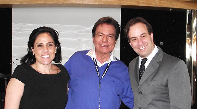 Na home, o cantor Agnaldo Rayol; acima, o artista entre Karine Alvesz, diretora de Eventos Marítimos da Terramar Cruzeiros, e Adrian Ursilli, diretor comercial e de Marketing da MSC Cruzeiros