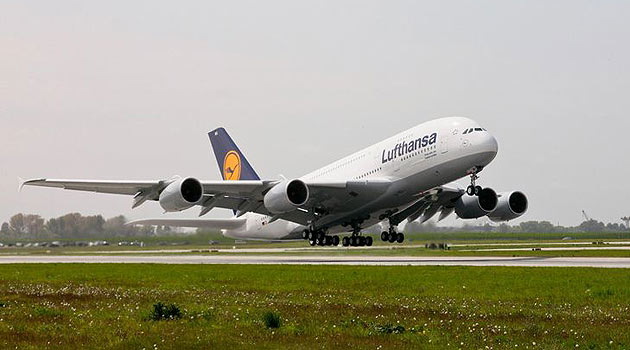 A decolagem de um A380 da aérea alemã (foto B. Lange, divulgação Airbus)