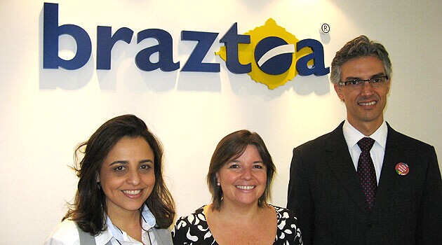 Na home, o presidente da Braztoa, Marco Ferraz; acima, ele ao lado de Monica Samia, diretora executiva, e Estela Farina, diretora técnica de Eventos, ambas da Braztoa