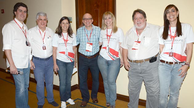 Na home, agentes na sala da Skyteam; acima, Juarez Neto, Juarez e Silvia Cintra, Aldo Leone Filho, da Agaxtur, Rosângela Ricci, da Ancoradouro, Antonio Machado, da Agaxtur, e Rachel Ricci, da Ancoradouro Na home, agentes na sala da Skyteam; acima, Juarez Neto, Juarez e Silvia Cintra, Aldo Leone Filho, da Agaxtur, Rosângela Ricci, da Ancoradouro, Antonio Machado, da Agaxtur, e Rachel Ricci, da Ancoradouro
