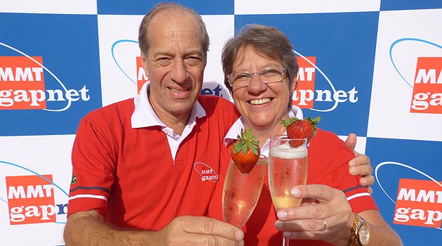 Arnaldo Franken e Ana Maria Berto brindam com champanhe e morangos os dez anos da MMTGapnet