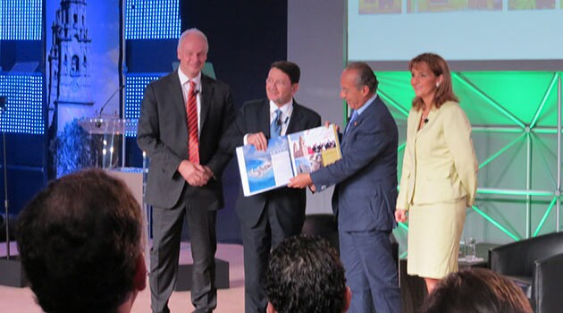Na home, a ministra do México, Glória Guevara; acima, o presidente do World Travel & Tourism Council (WTTC), David Scowsill, o secretário geral da OMT, Taleb Rifai, e o presidente do México, Felipe Calderón