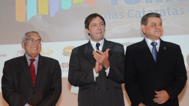 O ministro do Turismo, Gastão Vieira, o vice-prefeito de Foz do Iguaçu, Francisco Lacerda, e o secretário de Turismo de Foz, Felipe Gonzales