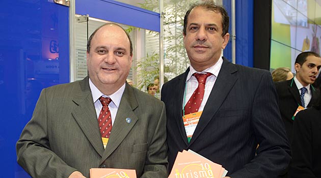 Edson Wander Puiati (Senac-MG) e Antonio Mello (CNC), no lançamento das revistas <i>Turismo em Pauta</i>
