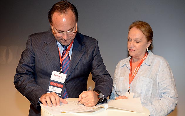 Na home e aqui, o presidente da MPI Brasil, Sidney Alonso, e a presidente da Abeoc, Anita Pires, que assinaram um acordo de cooperação durante o Lamec 2012