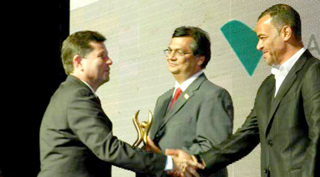 O presidente da Embratur, Flávio Dino, e o ex-jogador de futebol Cafú foram responsáveis pela entrega do prêmio (foto divulgação)