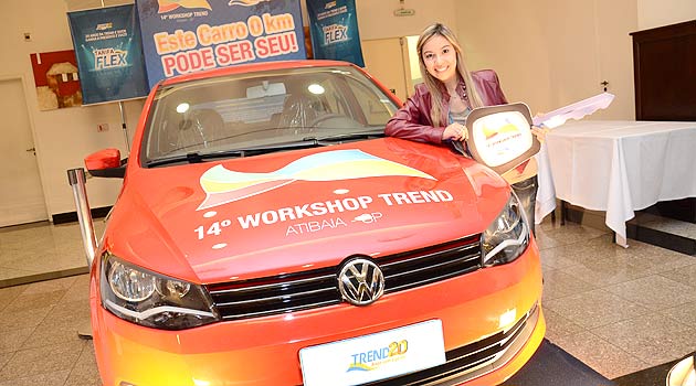 Na home, Daniel Santos, da Trend, ao lado de Julia Rafael, que ganhou o automóvel; acima, Julia ao lado do prêmio