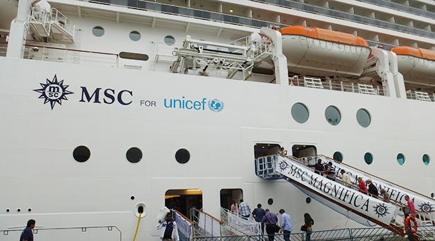 Maresca entrega uma placa de agradecimento ao inspetor-chefe da Alfândega do Porto de Santos, Cleiton Simões