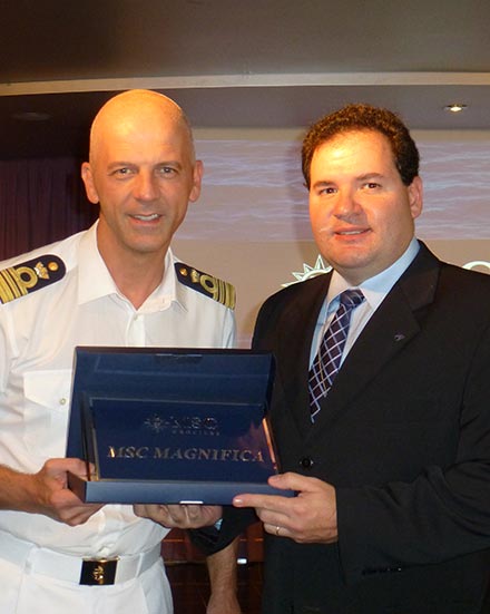 Maresca entrega uma placa de agradecimento ao inspetor-chefe da Alfândega do Porto de Santos, Cleiton Simões