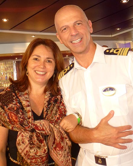 Maresca entrega uma placa de agradecimento ao inspetor-chefe da Alfândega do Porto de Santos, Cleiton Simões