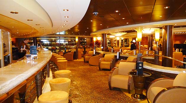 Maresca entrega uma placa de agradecimento ao inspetor-chefe da Alfândega do Porto de Santos, Cleiton Simões