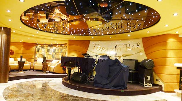 Maresca entrega uma placa de agradecimento ao inspetor-chefe da Alfândega do Porto de Santos, Cleiton Simões