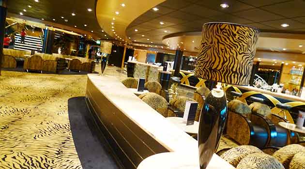 Maresca entrega uma placa de agradecimento ao inspetor-chefe da Alfândega do Porto de Santos, Cleiton Simões