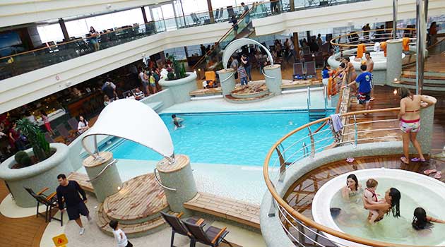 Maresca entrega uma placa de agradecimento ao inspetor-chefe da Alfândega do Porto de Santos, Cleiton Simões