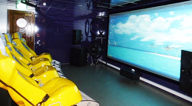 Maresca entrega uma placa de agradecimento ao inspetor-chefe da Alfândega do Porto de Santos, Cleiton Simões