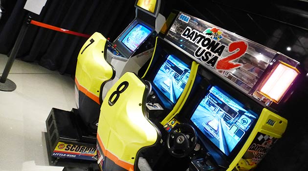 Maresca entrega uma placa de agradecimento ao inspetor-chefe da Alfândega do Porto de Santos, Cleiton Simões