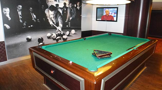 Maresca entrega uma placa de agradecimento ao inspetor-chefe da Alfândega do Porto de Santos, Cleiton Simões