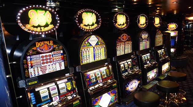 Maresca entrega uma placa de agradecimento ao inspetor-chefe da Alfândega do Porto de Santos, Cleiton Simões