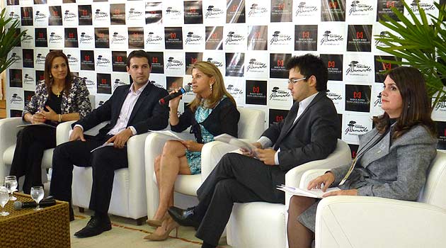 Na home, diretora do Festival do Turismo de Gramado, Marta Rossi; acima, Marta entre Rosa Helena Volk (Setur-RS), Eduardo Zorzanello e Marcus Rossi, que também organizam o evento, e Rita Vasconcelos (Abav-RS) Na home, diretora do Festival do Turismo de Gramado, Marta Rossi; acima, Marta entre Rosa Helena Volk (Setur-RS), Eduardo Zorzanello e Marcus Rossi, que também organizam o evento, e Rita Vasconcelos (Abav-RS)
