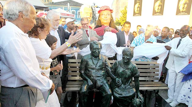 O governador da Bahia, Jaques Wagner, e o secretário de Turismo da Bahia, Domingos Leonelli, acompanham a inauguração da escultura (foto: Mateus Pereira/Secom) O governador da Bahia, Jaques Wagner, e o secretário de Turismo da Bahia, Domingos Leonelli, acompanham a inauguração da escultura (foto: Mateus Pereira/Secom)