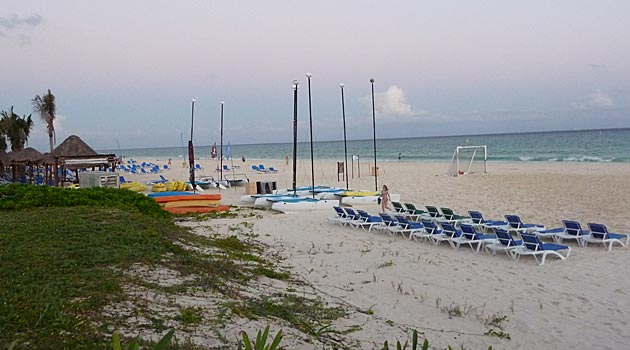 Vista da praia do resort Sandos Playacar, no México
