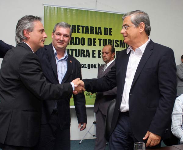 Beto Martins (à esq.) recebe cumprimento pela chegada à Setur-SC (foto Jeferson Baldo / GVG) Beto Martins (à esq.) recebe cumprimento pela chegada à Setur-SC (foto Jeferson Baldo / GVG)