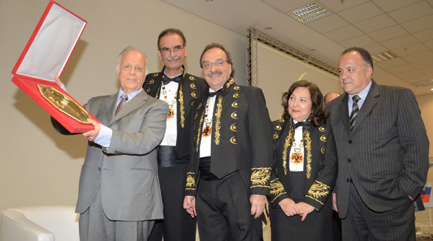 Na home, o professor Rodrigues, da Universidade Anhembi-Morumbi, exibe a placa que recebeu da Academia Brasileira de Eventos e Turismo, com o acadêmico Ibrahim Georges Tahtouh e o presidente da Academia, José Wagner Ferreira; acima, eles com a acadêmica Marisa Canton e o secretário de Turismo de Vitória, Paulo Renato Fonseca Júnior Na home, o professor Rodrigues, da Universidade Anhembi-Morumbi, exibe a placa que recebeu da Academia Brasileira de Eventos e Turismo, com o acadêmico Ibrahim Georges Tahtouh e o presidente da Academia, José Wagner Ferreira; acima, eles com a acadêmica Marisa Canton e o secretário de Turismo de Vitória, Paulo Renato Fonseca Júnior
