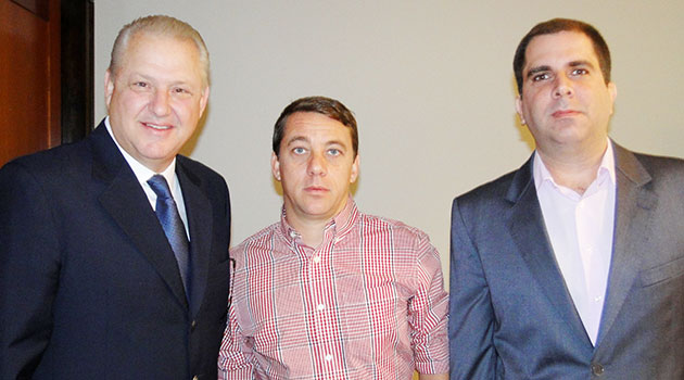 Na home, o gerente geral da unidade paulista da Abreutur, Sérgio Vianna. Acima, ele com William Périco, da Abav-SP, e o gerente de Produtos da operadora, Luca Souza Na home, o gerente geral da unidade paulista da Abreutur, Sérgio Vianna. Acima, ele com William Périco, da Abav-SP, e o gerente de Produtos da operadora, Luca Souza