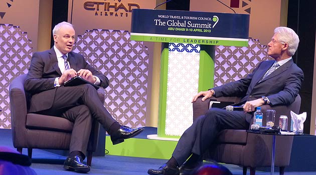 David Scowsill, presidente do WTTC, entrevista o ex-presidente americano, Bill Clinton, um dos palestrantes do primeiro dia do Global Summit em Abu Dhabi