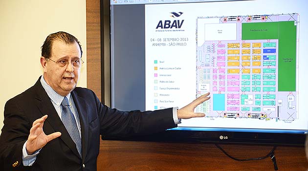 O presidente da Abav Nacional, Antônio Azevedo, durante lançamento da 41ª Feira das Américas; no monitor, a planta do evento