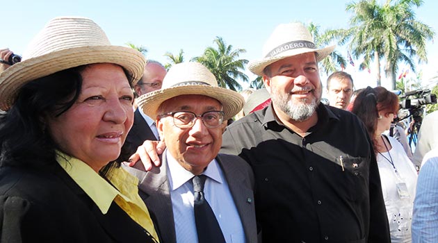 o ministro Gastão Vieira, entre a vice-ministra de Turismo de Cuba, Xiomara Martinez Iglesias, e o ministro de Turismo cubano, Manuel Marrero Cruz