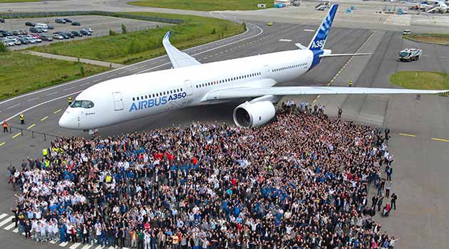 Convidados e colaboradores posam ao lado da nova aeronave da Airbus (fotos divulgação)
