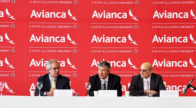 Na home, a aeronave com o novo logo. Aqui, os executivos da holding Avianca: Roberto Kriete, Fabio Villegas e Germán Efromovich
