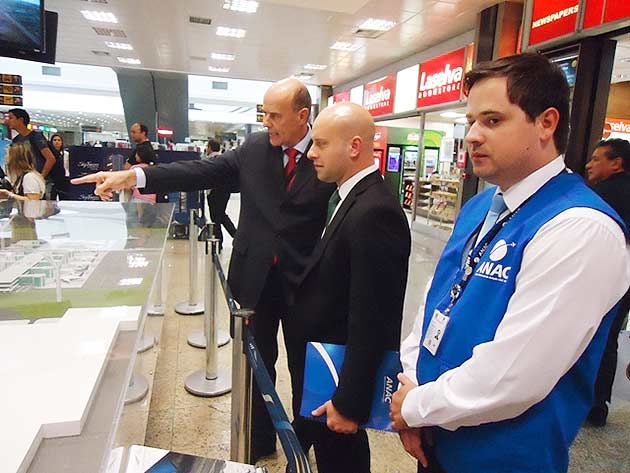 Luiz Alberto Küster, diretor-presidente da Aeroportos Brasil Viracopos, mostra a maquete do