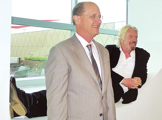O CEO da Delta, Richard Anderson e o fundador da Virgin, Richard Branson, no Sky Club da Delta em Nova York: gás na operação entre EUA e Londres