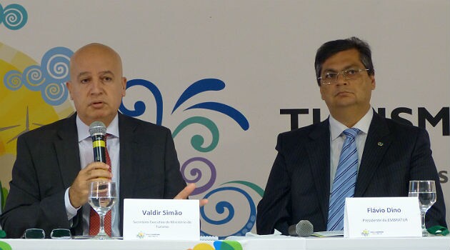 O secretário executivo do MTur, Valdir Simão, e o presidente da Embratur, Flávio Dino