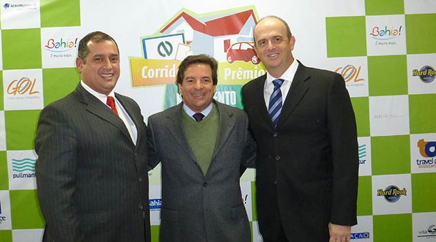 Na home, o diretor da Nascimento Turismo, Plínio Nascimento; acima, o executivo entre Adriano Gomes e Oswaldo Freitas, do setor de Planejamento e Marketing da operadora