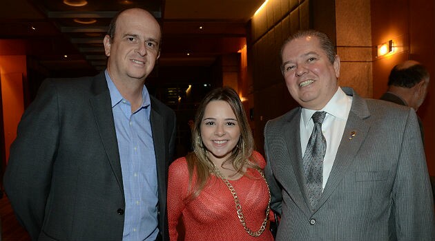 Cristiano Placeres (Flytour Viagens) entre Rita Nunes e Helena Monteiro (TZ Viagens)