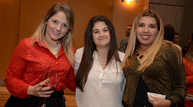 Cristiano Placeres (Flytour Viagens) entre Rita Nunes e Helena Monteiro (TZ Viagens)