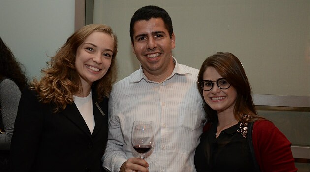 Cristiano Placeres (Flytour Viagens) entre Rita Nunes e Helena Monteiro (TZ Viagens)