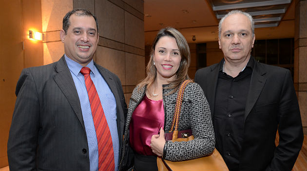 Cristiano Placeres (Flytour Viagens) entre Rita Nunes e Helena Monteiro (TZ Viagens)