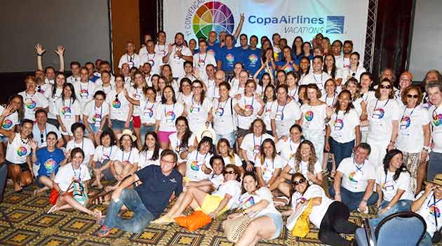 Foto do grupo completo da 1ª Convenção Copa Vacations Brasil