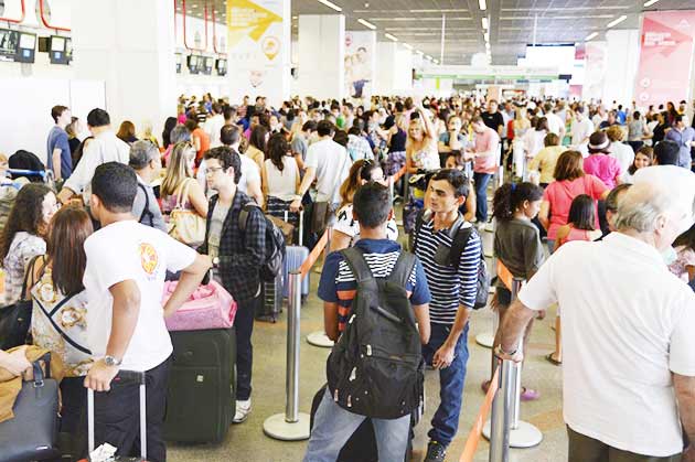 Aeroporto de Brasília lotado devido a atrasos no fim de semana (Foto: Agência Brasil)