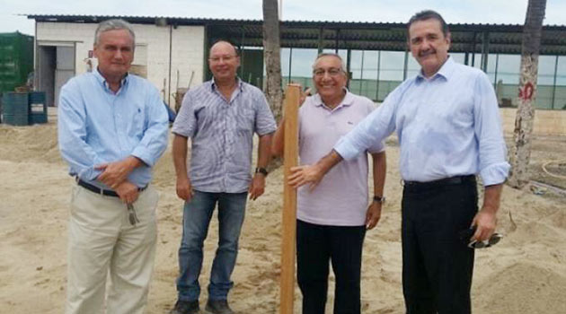 No aquário que está sendo construído no Ceará, o ministro Gastão Vieira, ao centro, e Bismarck Maia, à direita (foto: divulgação)
